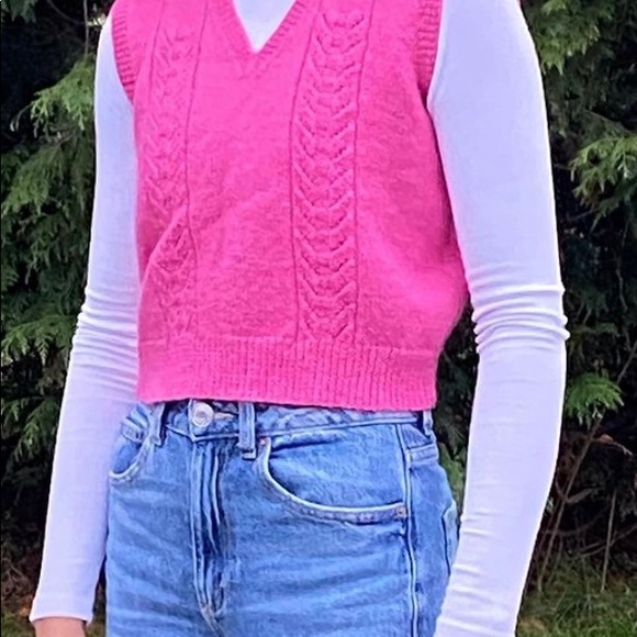 Cropped Sweater Vest - Picture 1 of 3